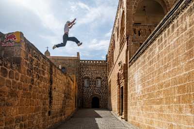  Hazal Nehir de Turkiye haciendo parkour durante Roof Rush en Mardin, Turquía, el 10 de mayo de 2025. 