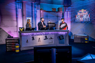 Los comentaristas 'billieidk' y 'Kairo' en conversación durante el Red Bull Home Ground 2024 en Berlín.