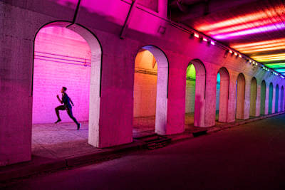Kaylin Whitney corriendo por un túnel arco iris en Birmingham, Alabama