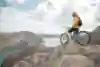Danny Macaskill blickt in die Ferne, auf den Dubh Slabs, Isle of Skye.