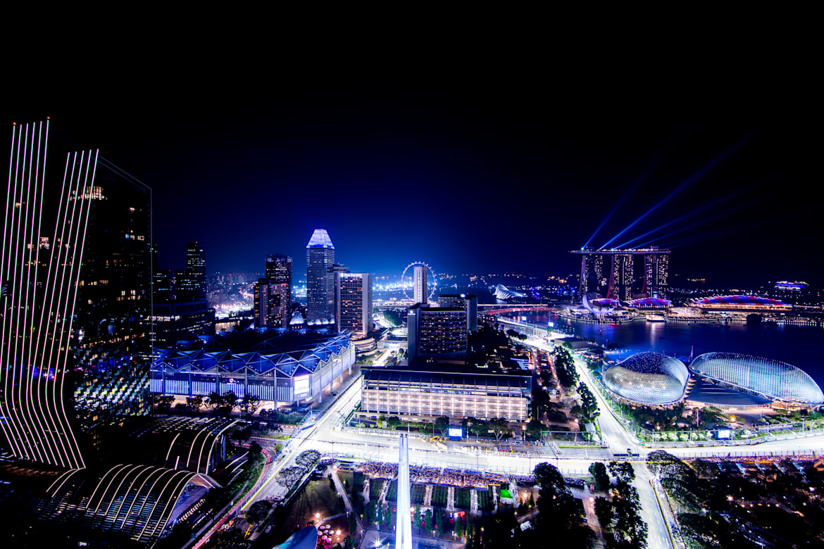 Una vista nocturna de la ciudad de Singapur.