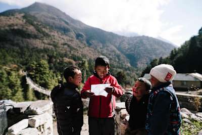 Children singing en route to Everest