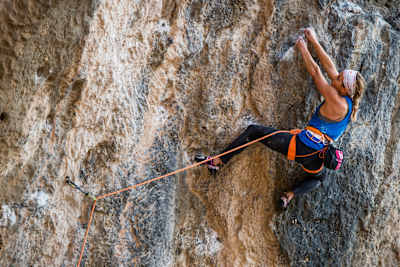 Sasha DiGiulian es la isla de Kálimnos en Grecia, el 9 de noviembre de 2017.