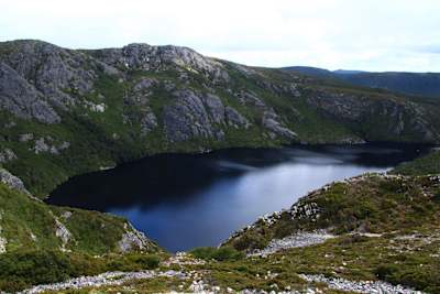 Vista del lago St. Clair en el Overland Trail de Tasmania.