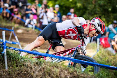 Nino Schurter durante el Campeonato del Mundo de XCO UCI en Mont-Sainte-Anne, Canadá, el 31 de agosto de 2019.
