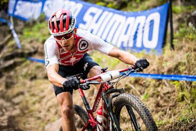 Nino Schurter durante el Campeonato del Mundo de XCO UCI en Mont-Sainte-Anne, Canadá, el 31 de agosto de 2019.