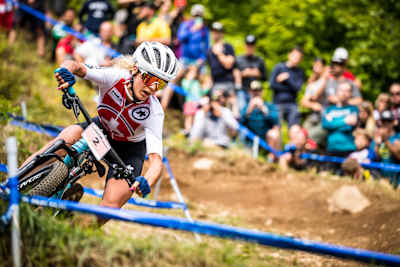 Jolanda Neff traza una curva durante el Campeonato del Mundo en Mont-Sainte-Anne.