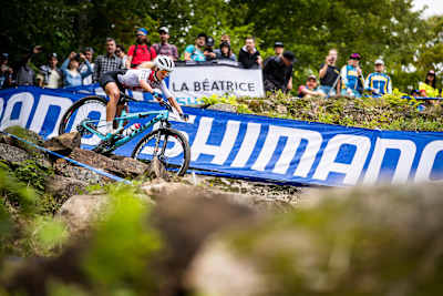Jolanda Neff baja por la sección conocida como La Béatrice en Mont-Sainte-Anne.