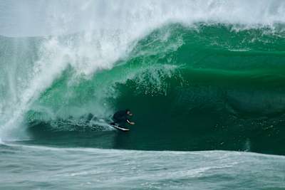 Natxo González surfea en una de las olas más peligrosas de Euskadi