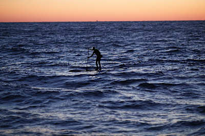 Casper Steinfath durante el intento de cruzar en SUP el estrecho que separa el Mar del Norte y el Báltico.