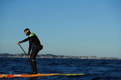 Casper Steinfath durante el intento de cruzar en SUP el estrecho que separa el Mar del Norte y el Báltico.