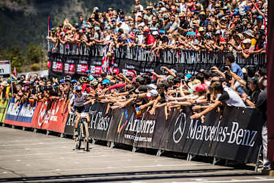 Yana Belomoina en acción durante la Copa del Mundo UCI de Mountain Bike en Vallnord, Andorra, el 7 de julio de 2019.