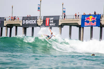 Kolohe Andino compite en el US Open of Surfing, en Huntington Beach, California, Estados Unidos