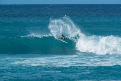 Jack Robinson surft beim Vans World Cup of Surfing am Sunset Beach, Hawaii, USA, am 3. Dezember 2019.