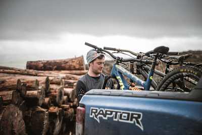 Мэтт загружает байки в Ford Ranger Raptor