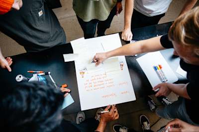 Ľudia pracujúci okolo papiera na SDU