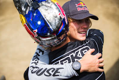 Emil Johansson hugging fellow competitor Erik Fedko at the Crankworx Slopestyle in Innsbruck 2021.