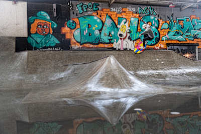 Skimboarden lijkt op skateboarden op water