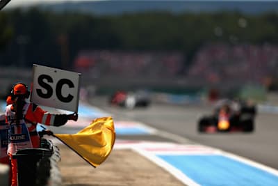 De gele vlag en het safety car bord.