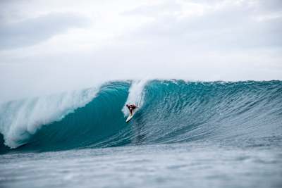 Le surfeur Ian Walsh prend une vague au Volcom Pipe Pro le 4 février 2018 à Oahu, Hawaï