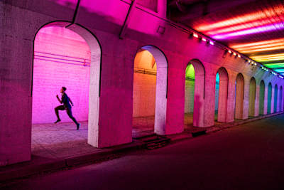Kaylin Whitney corriendo por un túnel arco iris en Birmingham, Alabama