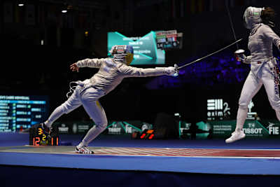 Olga Kharlan réalise un mouvement lors d'un combat d'escrime des championnats du monde 2019 à Budapest.