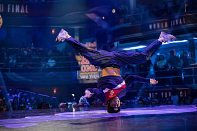 B-Girl Swami showt de headspin tijdens de Red Bull BC One World Final 2022