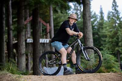 Emil Johansson gaat voor de zomer 2023 look