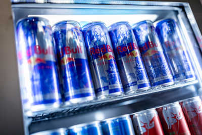 Mini nevera llena de latas de Red Bull con diseño VALORANT.