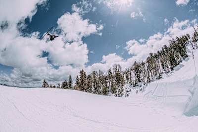 Mac Forehand skis in Mammoth Lakes, California.