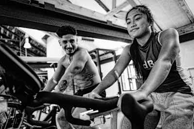 B-Boy Lil Zoo y B-Girl Logistx son vistos durante la Cumbre Breaker en Thalgau, Austria, el 13 de diciembre de 2021. 