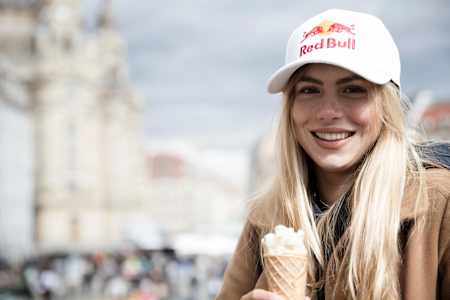 Anna Seidel isst nach dem Training in Dresden ein Eis.