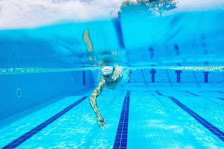 Du musst so viel Wasser wie möglich mit deinen Armen verdrängen.