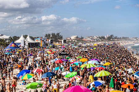La plage bondée du spot de Barrinha, à Saquarema, Rio au Brésil attend que le surf commencent.