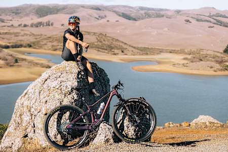La pilote de VTT Kate Courtney prend une pause pendant le tournage de sa vidéo "Discover Your Wings" à Nicasio, en Californie, aux États-Unis, le 15 novembre 2020.