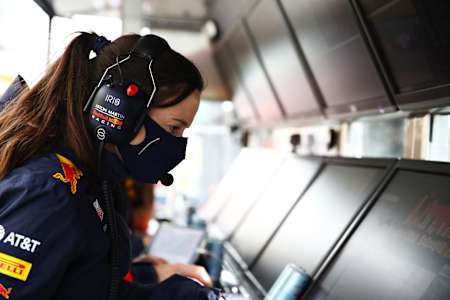 La responsable de la stratégie pour Oracle Red Bull Racing, Hannah Schmitz, travaille pendant le Grand Prix de Formule 1 de Belgique.