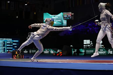 Olga Kharlan réalise un mouvement lors d'un combat d'escrime des championnats du monde 2019 à Budapest.