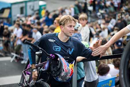 Dawid Godziek tijdens de Red Bull Roofride in Katowice, Polen.