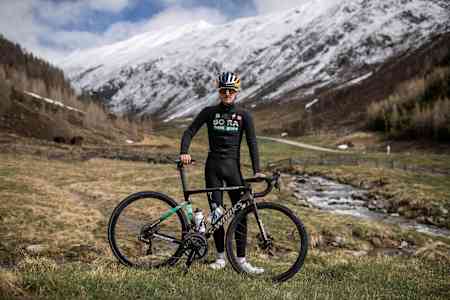 Le cycliste pro Anton Palzer vous explique pourquoi un camp d'entrainement de vélo sur route pourrait vous permettre de booster vos performances en selle.