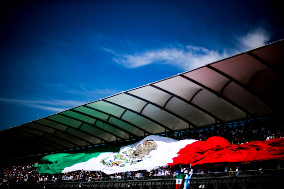 Tribünlerde dalgalanan Meksika bayrağı