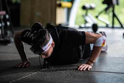 Un atleta de Red Bull entrena con flexiones.