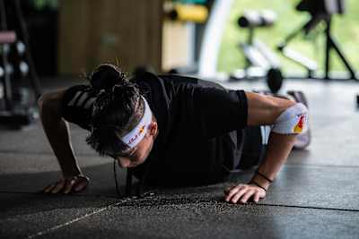 A Red Bull athlete trains with push-ups.