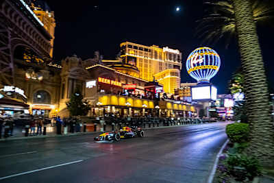 O carro RB7 da Oracle Red Bull Racing a descer a Strip em Las Vegas.