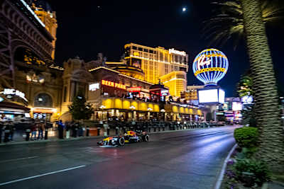 O carro RB7 da Oracle Red Bull Racing a descer a Strip em Las Vegas.