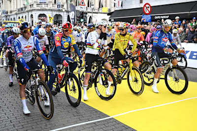 Ciclistas en fila antes de la 110ª Vuelta a Flandes el 5 de abril de 2026