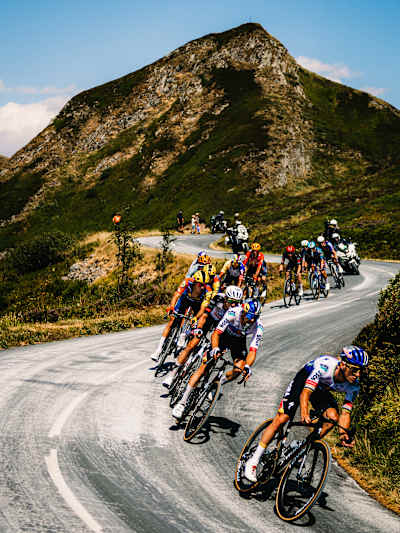 Florian Lipowitz e Remco Evenepoel della Red Bull – BORA – hansgrohe affrontano una curva in salita durante la 10ª tappa del 113° Tour de France in Francia, il 14 luglio 2026.