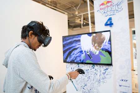 Ein Finalist bei Red Bull Doodle Art 2017 im Virtual-Reality-Zeichenmodus in San Francisco.