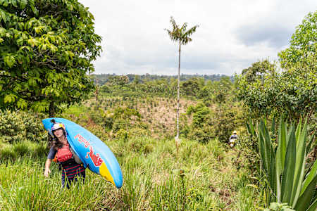 Nouria Newman marche avec son embarcation lors d'une expédition en kayak en Equateur.