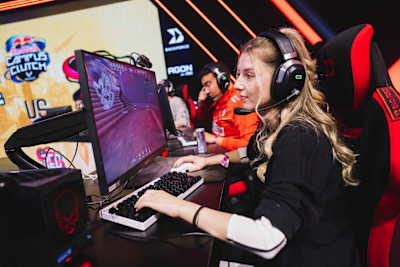Cigdem Turk compite en un show match en la Final Mundial Red Bull Campus Clutch en Estambul, Turquía, el 24 de noviembre de 2023. 