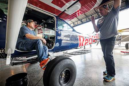 Luke Aikins y Paulo Iscold hablan sobre su entrenamiento para Plane Swap en San Louis Obispo, California, EE. UU., el 5 de abril de 2022. 